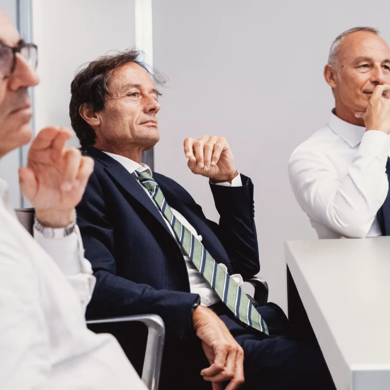 tavoli persone al lavoro