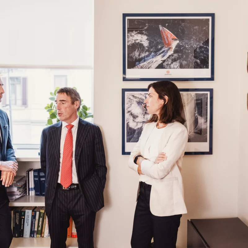 studio persone che parlano alla finestra